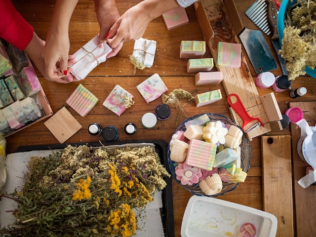 Workshop - service area at Center Parcs De Vossemeren: Make Honey Soap
