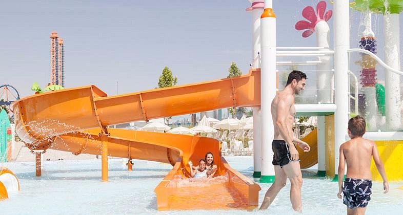 Todos al agua - activity zone at Parque Warner Beach