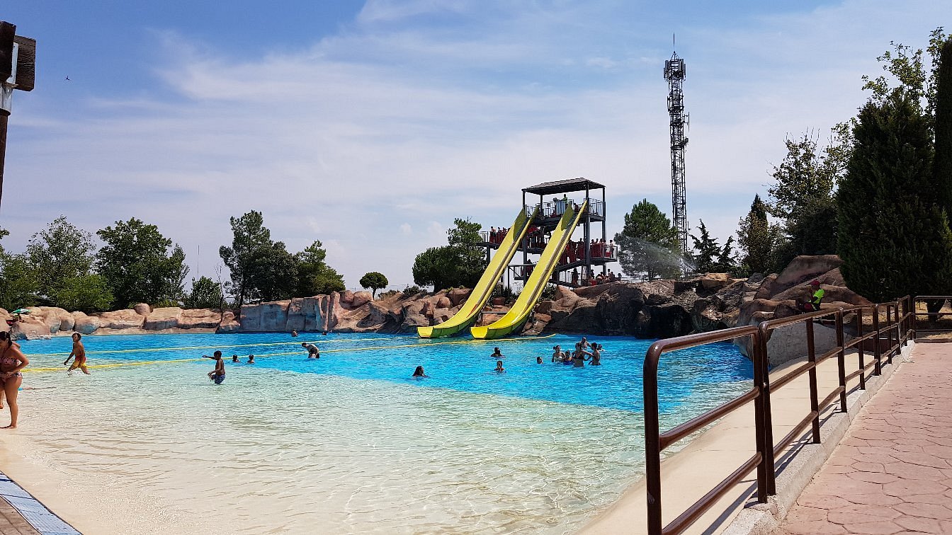 Piscina de olas - swimming pool at Aquópolis Villanueva de la Cañada