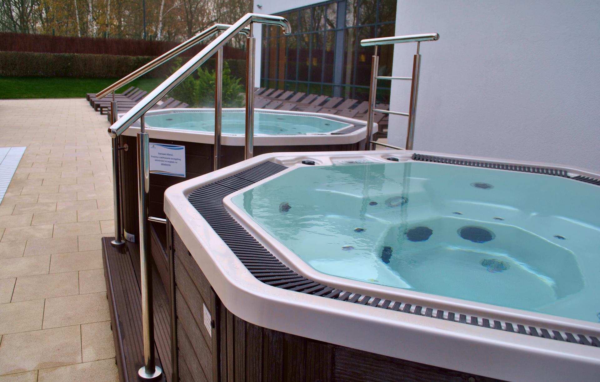 Outdoor Jacuzzi - swimming pool at Aquapark Fala Łodz