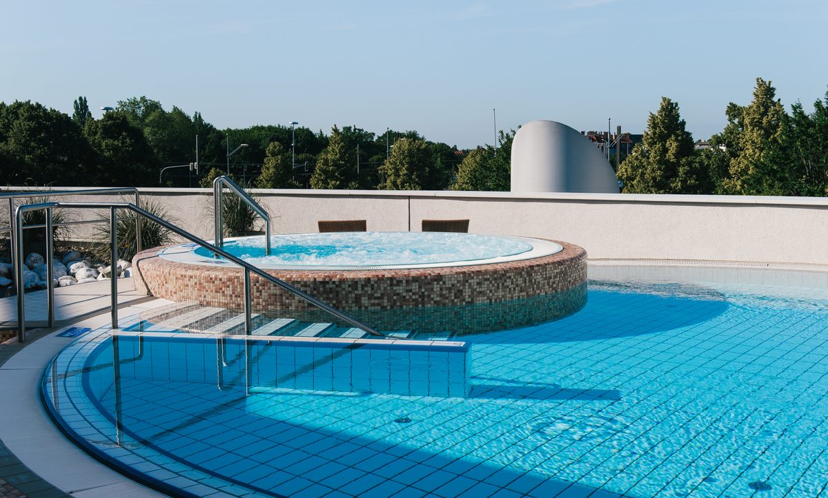Outdoor Whirpool - swimming pool at Nemo Magdeburh