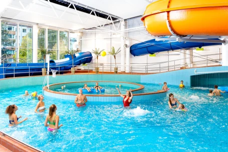 Swimming pool with a circular current - swimming pool at Aura Keskus