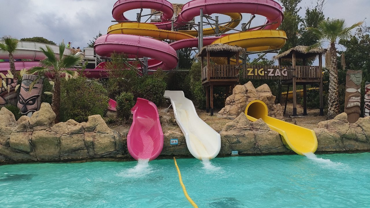 Zigzag - water slide at Aquópolis Villanueva de la Cañada